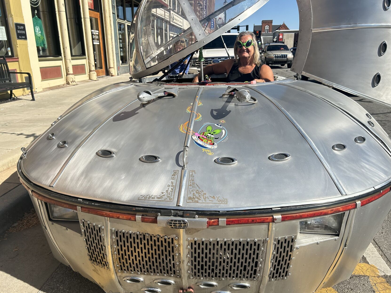 Mechanic proves Hoosiers are not lying about UFO sightings with his flying saucer car